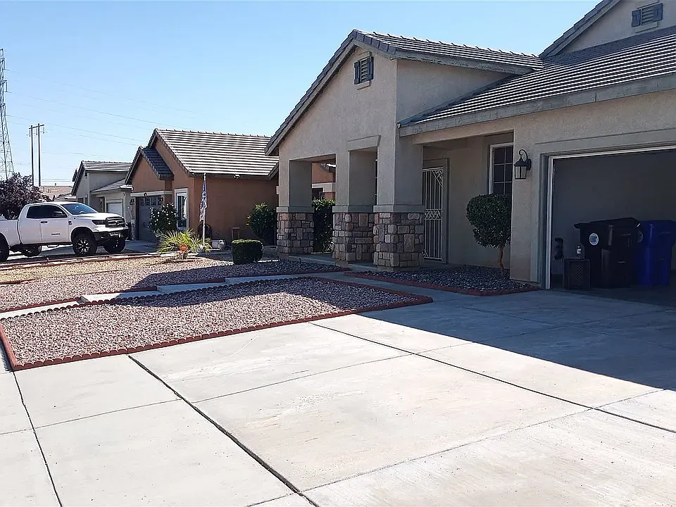 4 bed, 2343 sqft, $2,575 — Photo 2