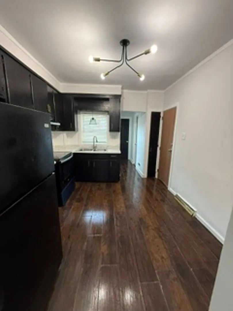 523 E End Ave — Photo 2