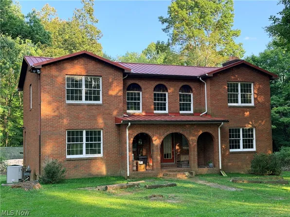 218 Meadowood Dr, New Cumberland, WV 26047