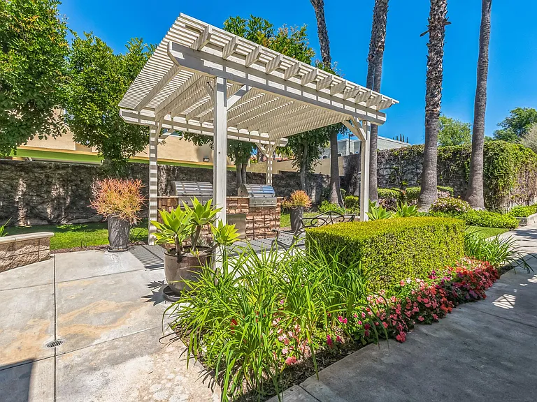 Villas at Whittier — Photo 8