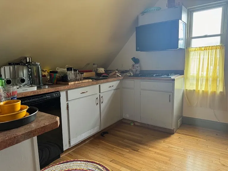 780 University Ave — Photo 14