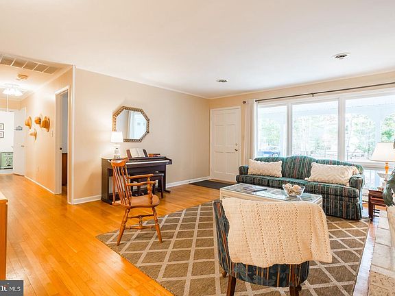3rd image of 504 Cherry Hill Ct