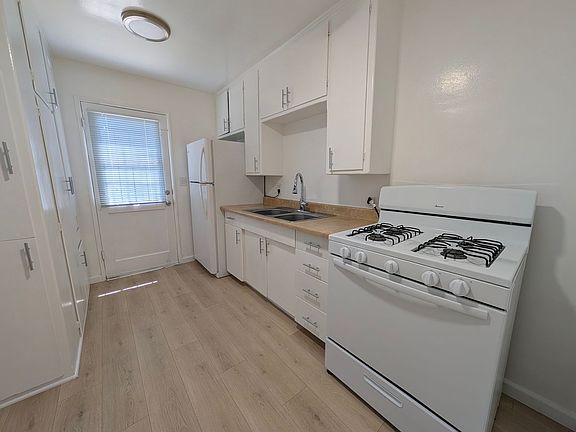5th image of 11042-11050 1/2 Aqua Vista St #11044