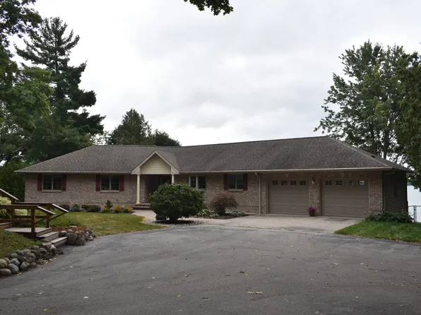 7052 W Lake Dr, Fremont, MI 49412