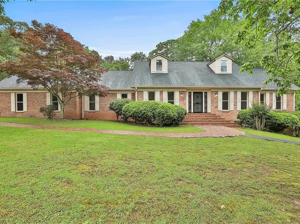 370 Dix Lee On Dr, Fayetteville, GA 30214