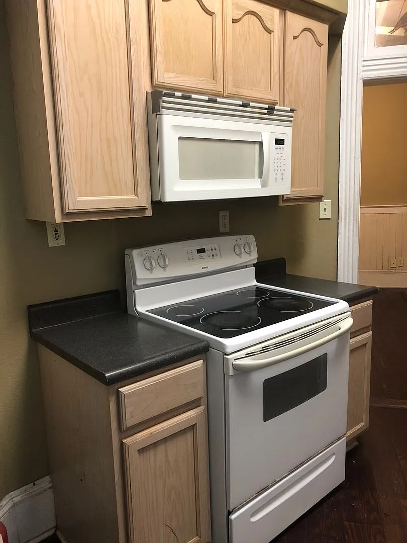Downtown 3 Bedroom! — Photo 2