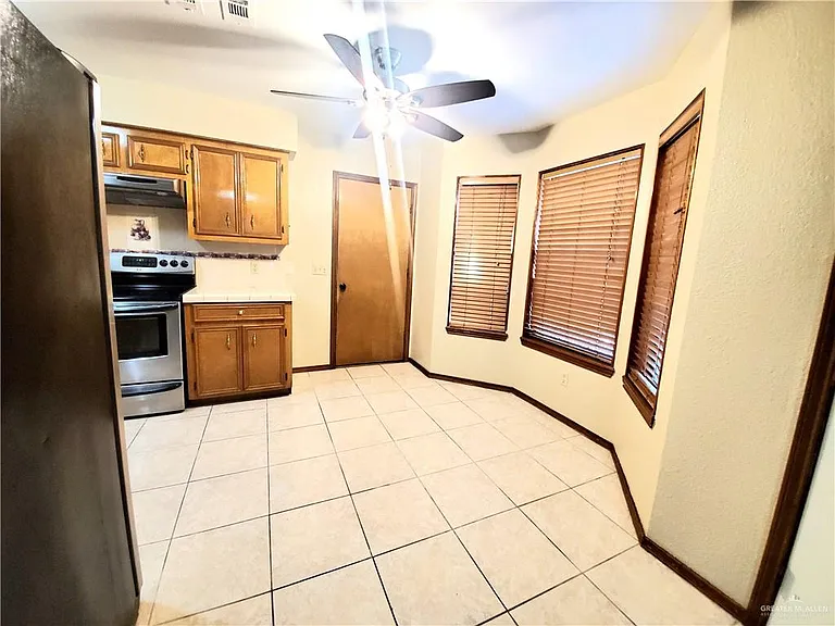 512 N 32nd Ln — Photo 3