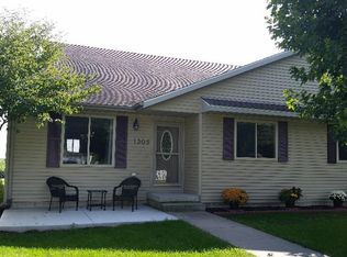 1305 S 13th Ave E, Newton, IA 50208