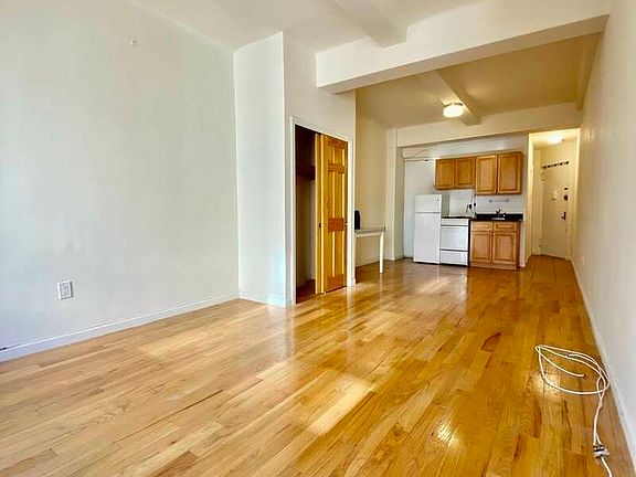 4th image of 42 W 72nd St APT 9