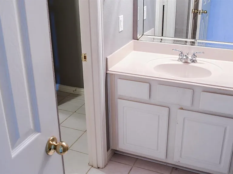 409 Royal Crest Dr — Photo 30