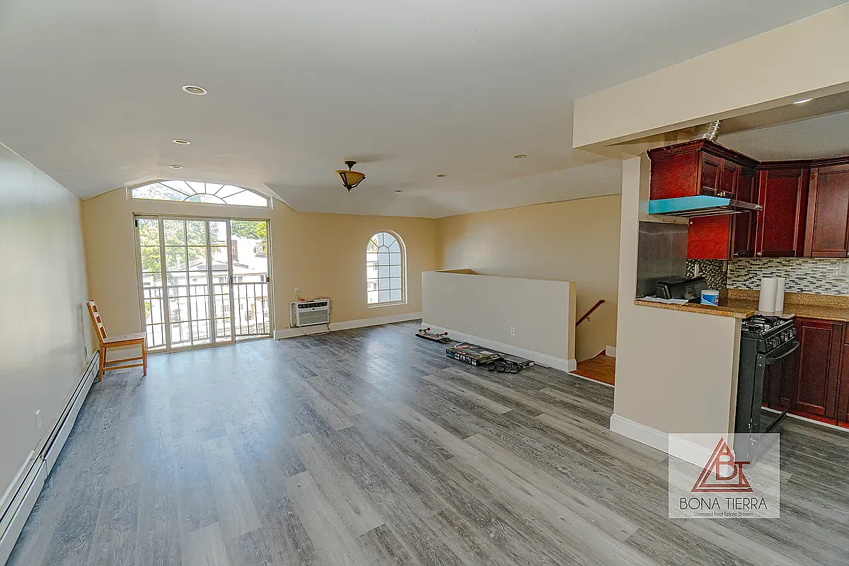 32-18 100th Street — Photo 1