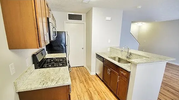Ashton Place Apartments — Photo 4
