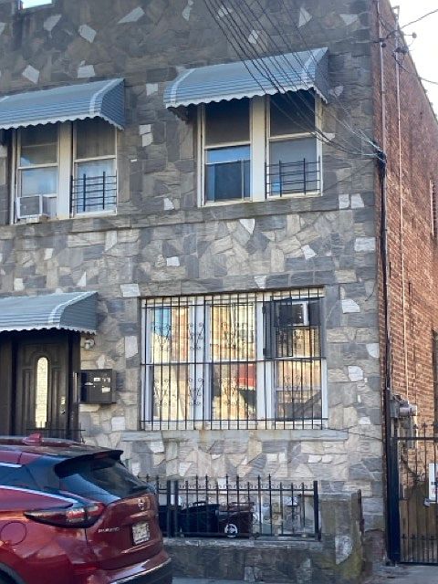 1st image of 660 Linwood St #1