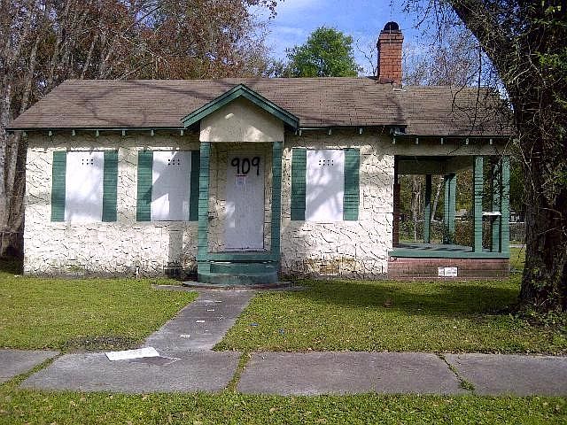 1st image of 909 Allison St