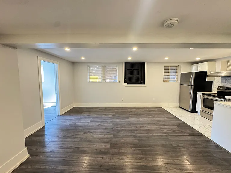 5 Balmoral Ave S #1 — Photo 7