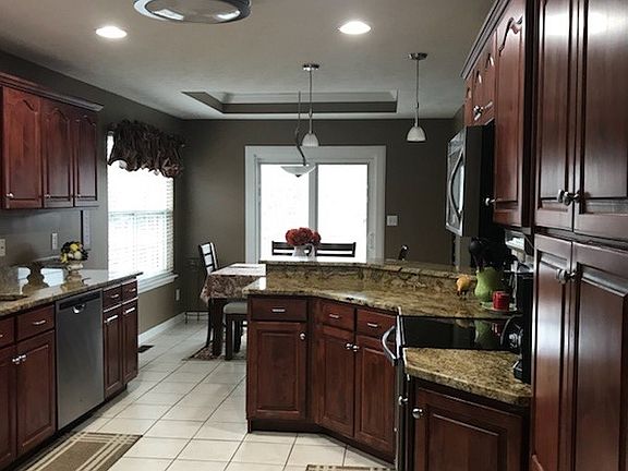 Kitchen w/ granite