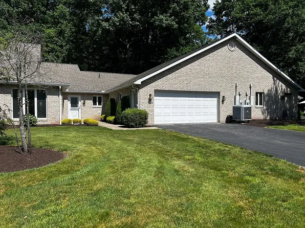 3938 N Point Dr, New Castle, PA 16105