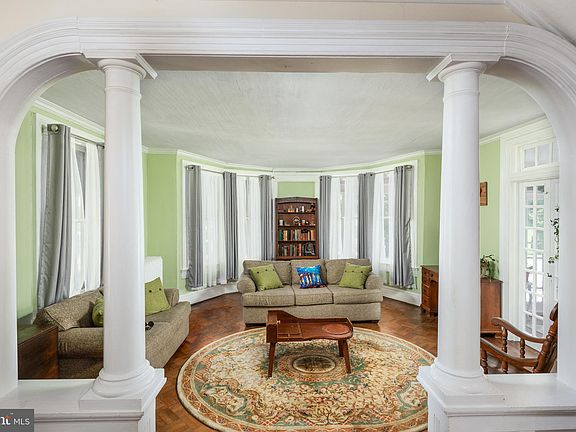 4th image of 106 Maple Ave