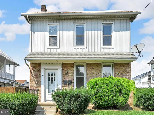 25 W Penn Ave, Cleona, PA 17042