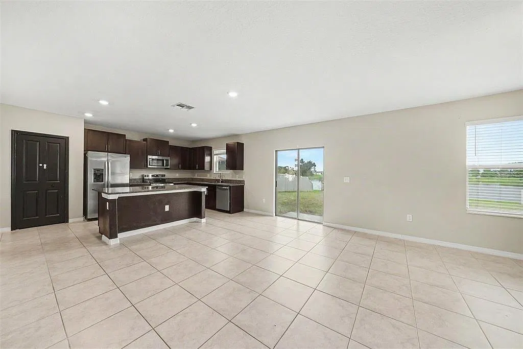 4 bed, 2.5 bath, 2635 sqft, $2,500 — Photo 4