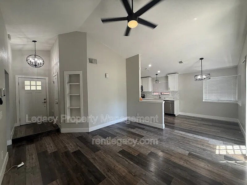 3 bed, 2.0 bath, 1210 sqft, $2,550 — Photo 3