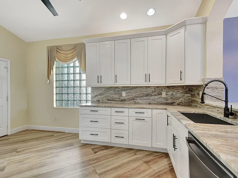 6172 Oak Bluff Way — Photo 8