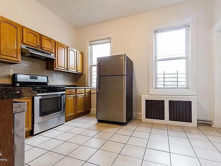 888 Summit Ave #2 — Photo 3