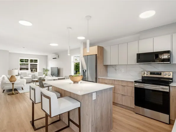 4201 Tyndall Ave #4-203, Saanich, BC V8N 3R9