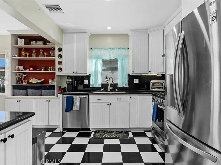 314 S Velva Pl — Photo 1