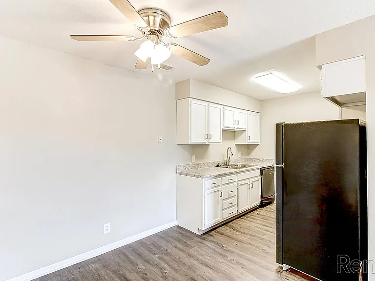 Oakwood Trail Apartments — Photo 5