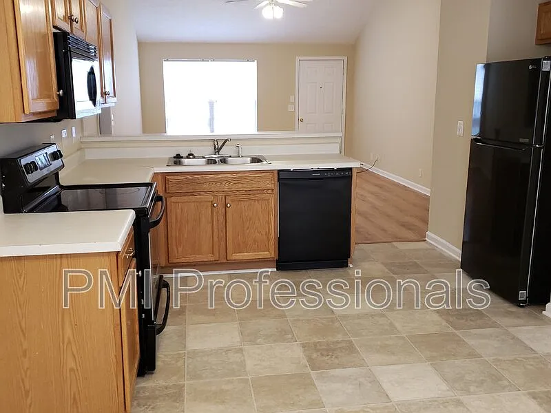 3 bed, 2.0 bath, 1223 sqft, $1,799 — Photo 3