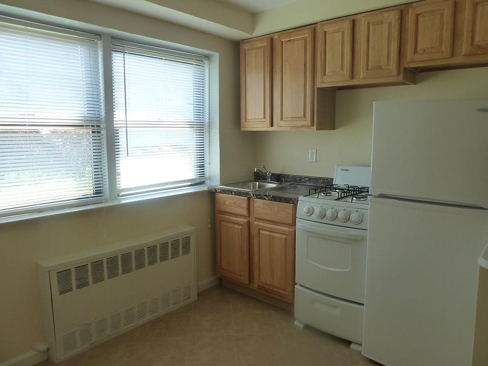2nd image of 570 E Broadway