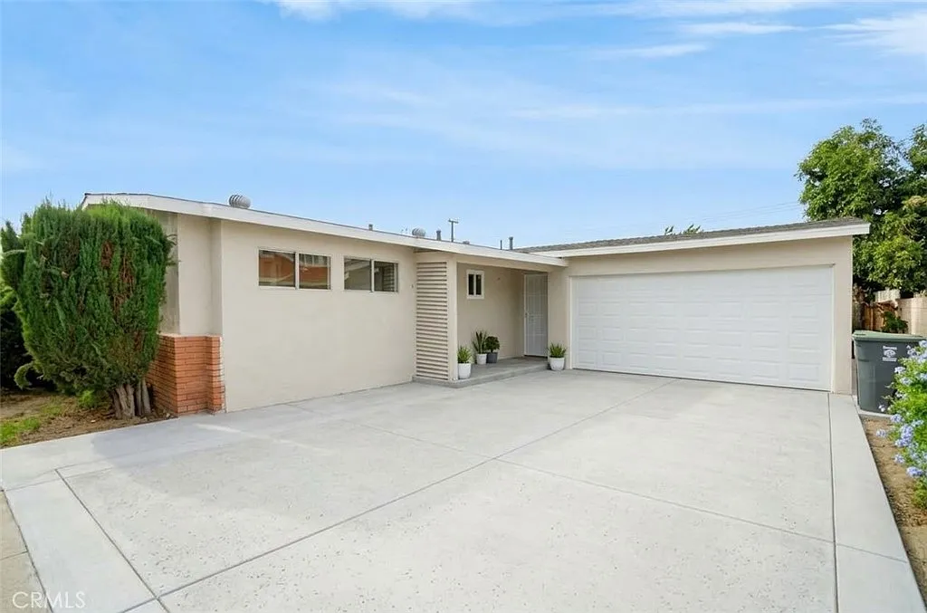3 bed, 1101 sqft, $3,900 — Photo 1