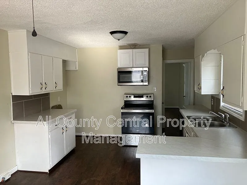4 bed, 1.0 bath, 1014 sqft, $1,145 — Photo 3