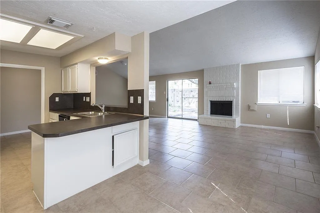 3 bed, 2.0 bath, 1600 sqft, $1,730 — Photo 4