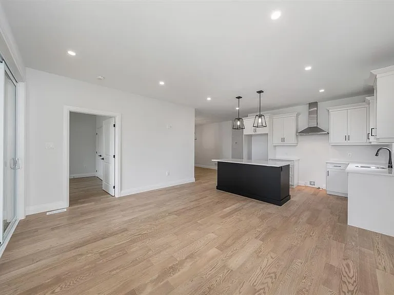 397 Victoria St — Photo 14