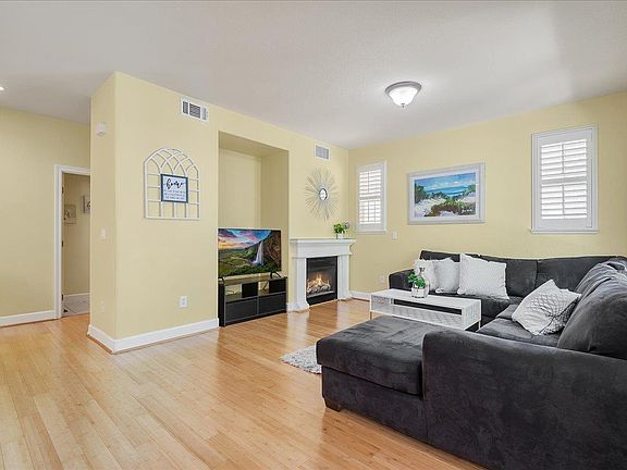 5th image of 233 Meadow Pine Pl