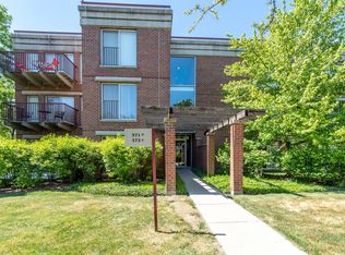 371 Kelburn Rd APT 122, Deerfield, IL 60015