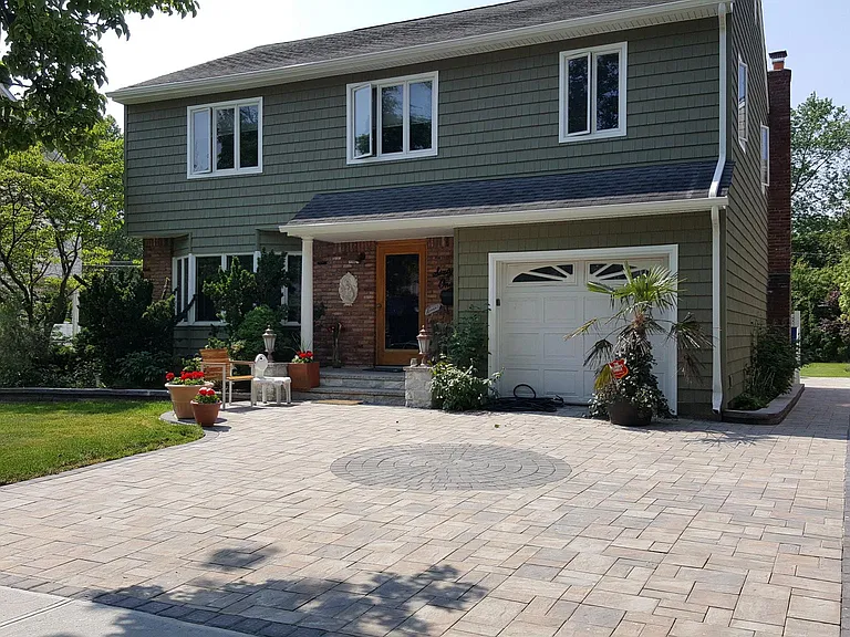 61 Rhodes Dr — Photo 2