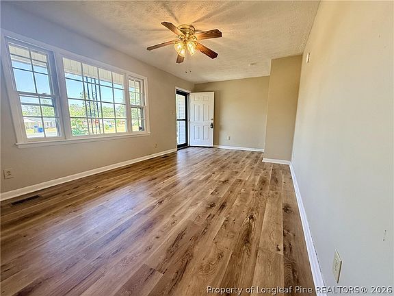 4th image of 832 Fresno Dr