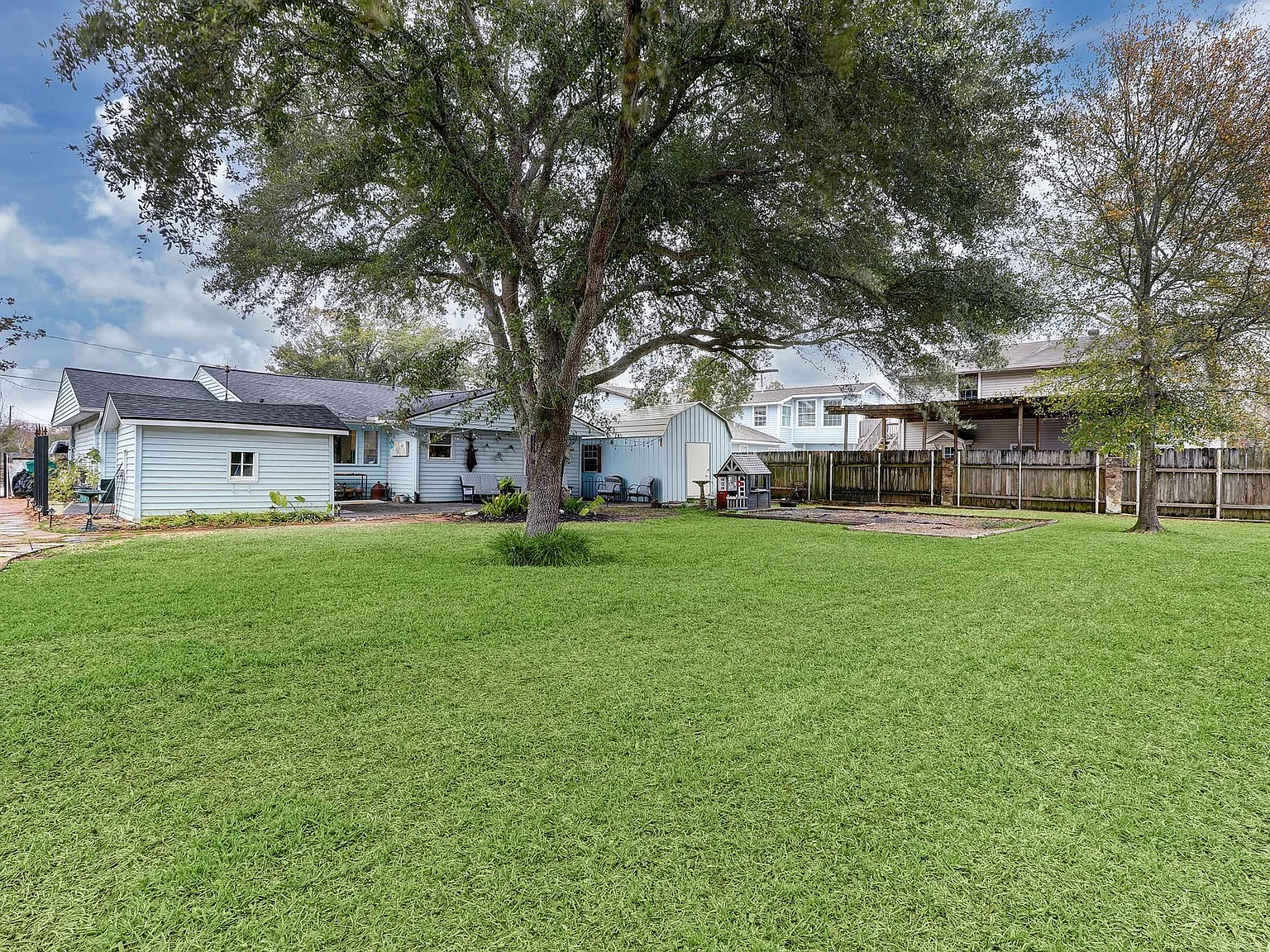 3 bed, 1.0 bath, 1246 sqft, $2,200 — Photo 2
