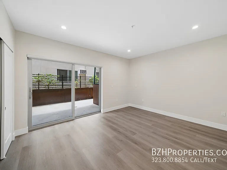 1223 N Hayworth Ave — Photo 23