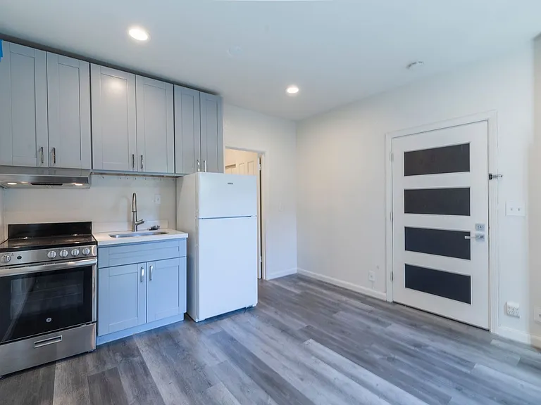 1 Bed 1 Bath in Historical Building — Photo 19