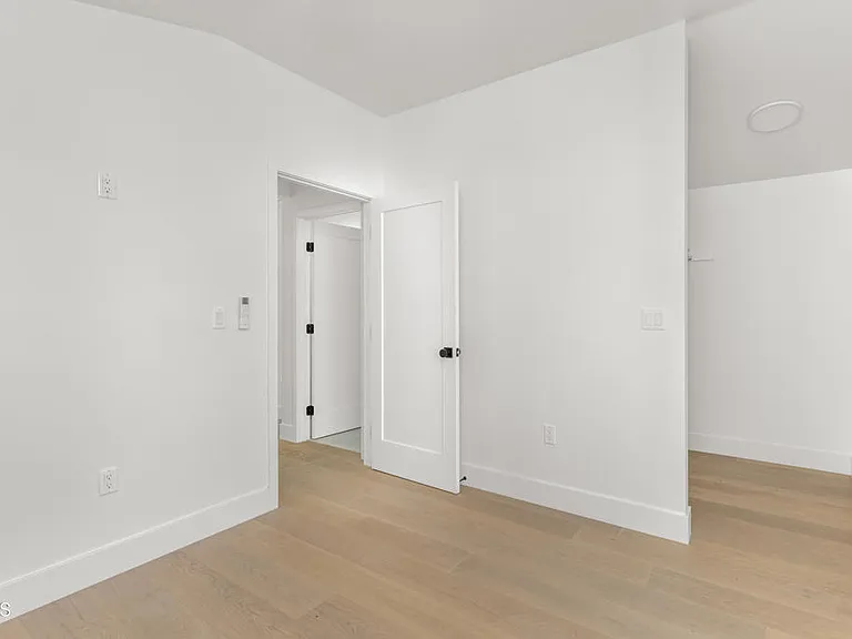 1537 Wesley Ave — Photo 8