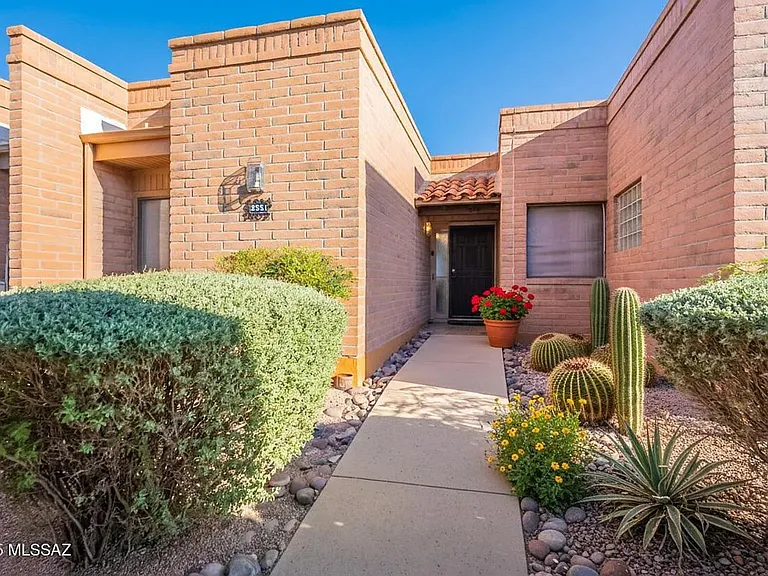2521 S Calle De Humes — Photo 1