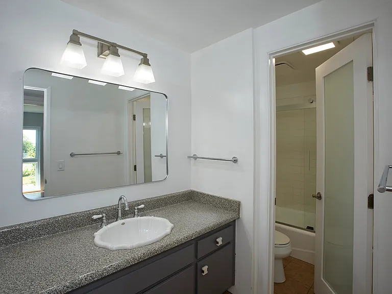 Level 1 bathroom with tub