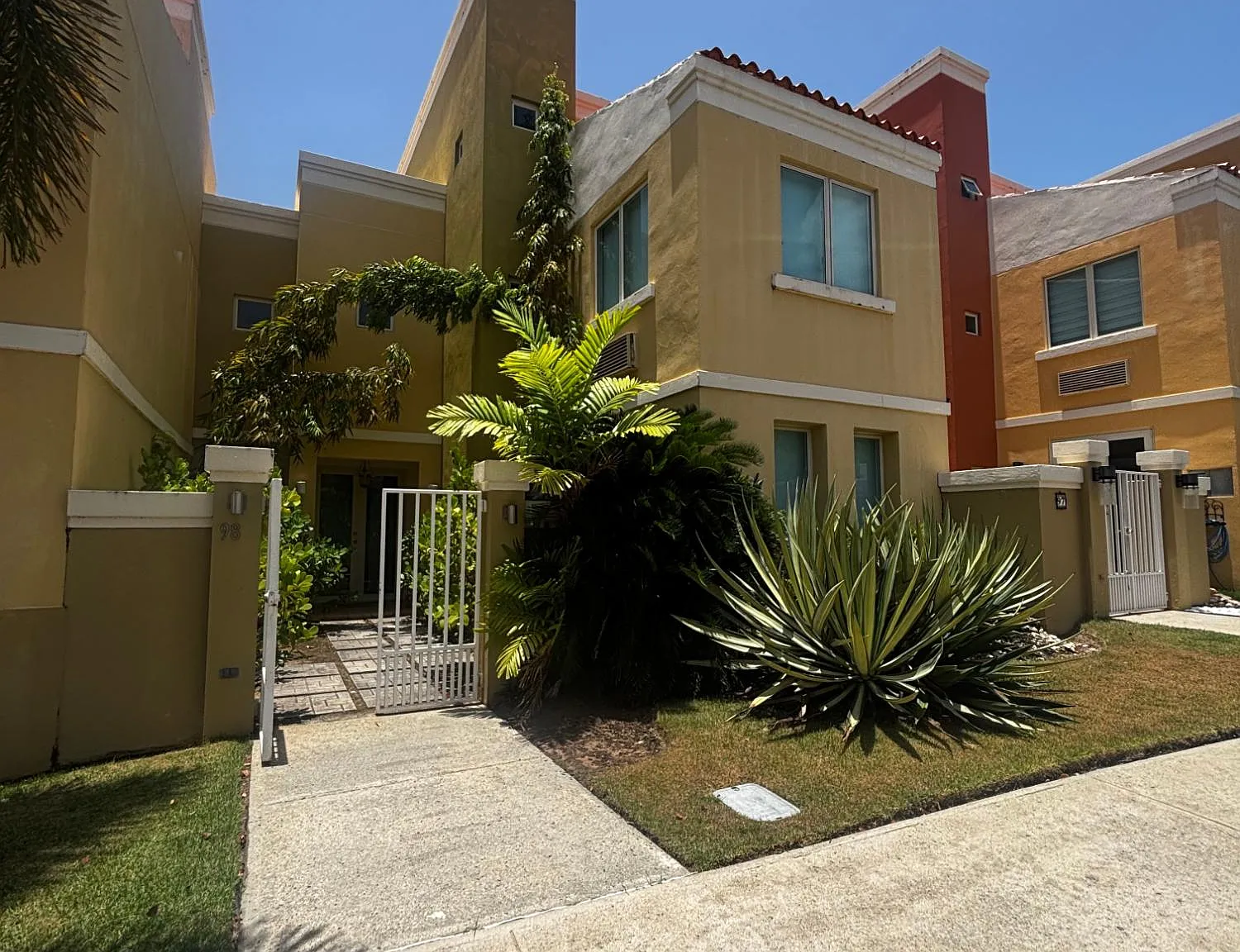 3 bed, 3.0 bath, 2200 sqft, $4,000 — Photo 3