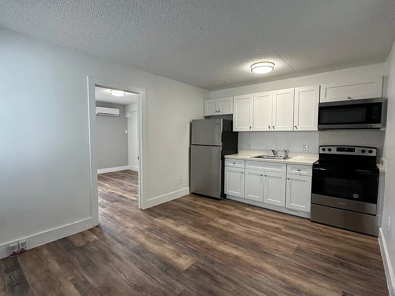 529 SW 4th St — Photo 2