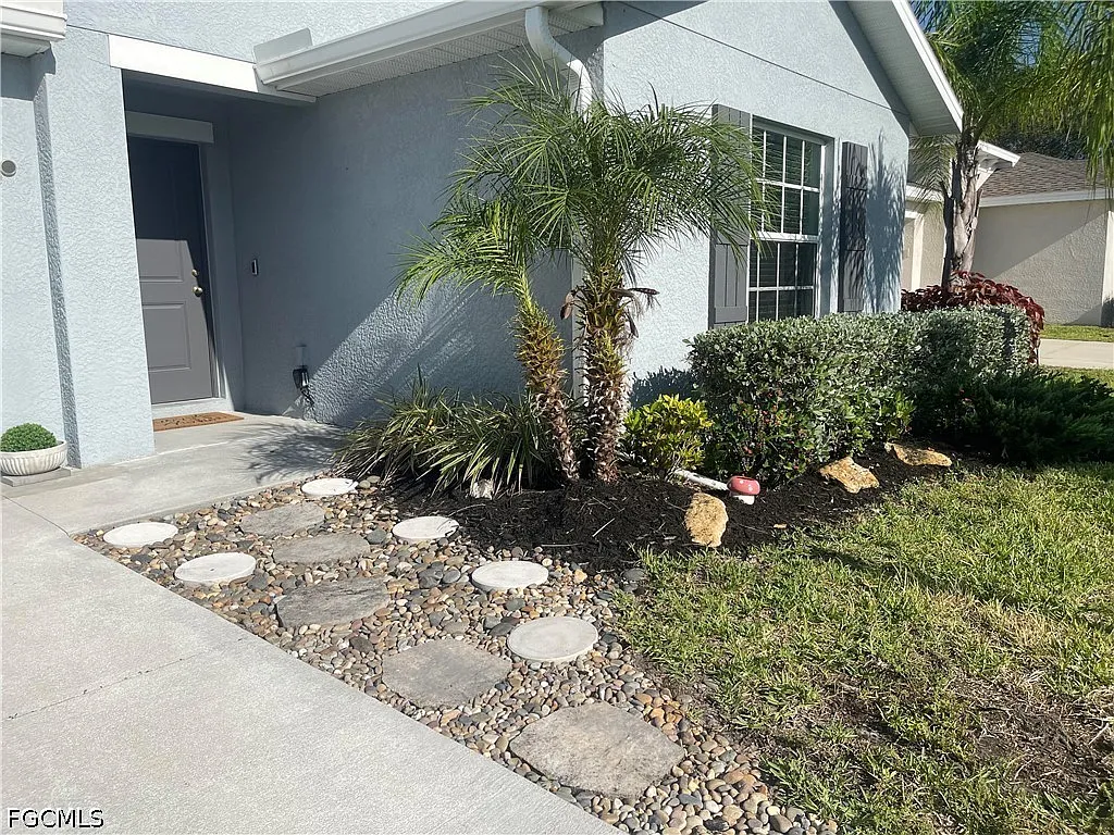 4 bed, 2.0 bath, 1937 sqft, $2,500 — Photo 2