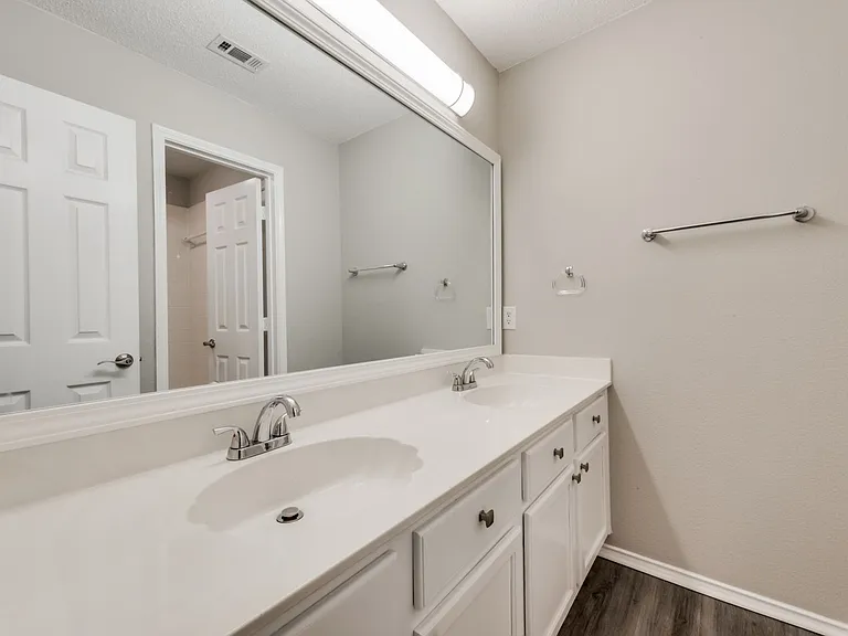 806 Ashley Ln — Photo 10
